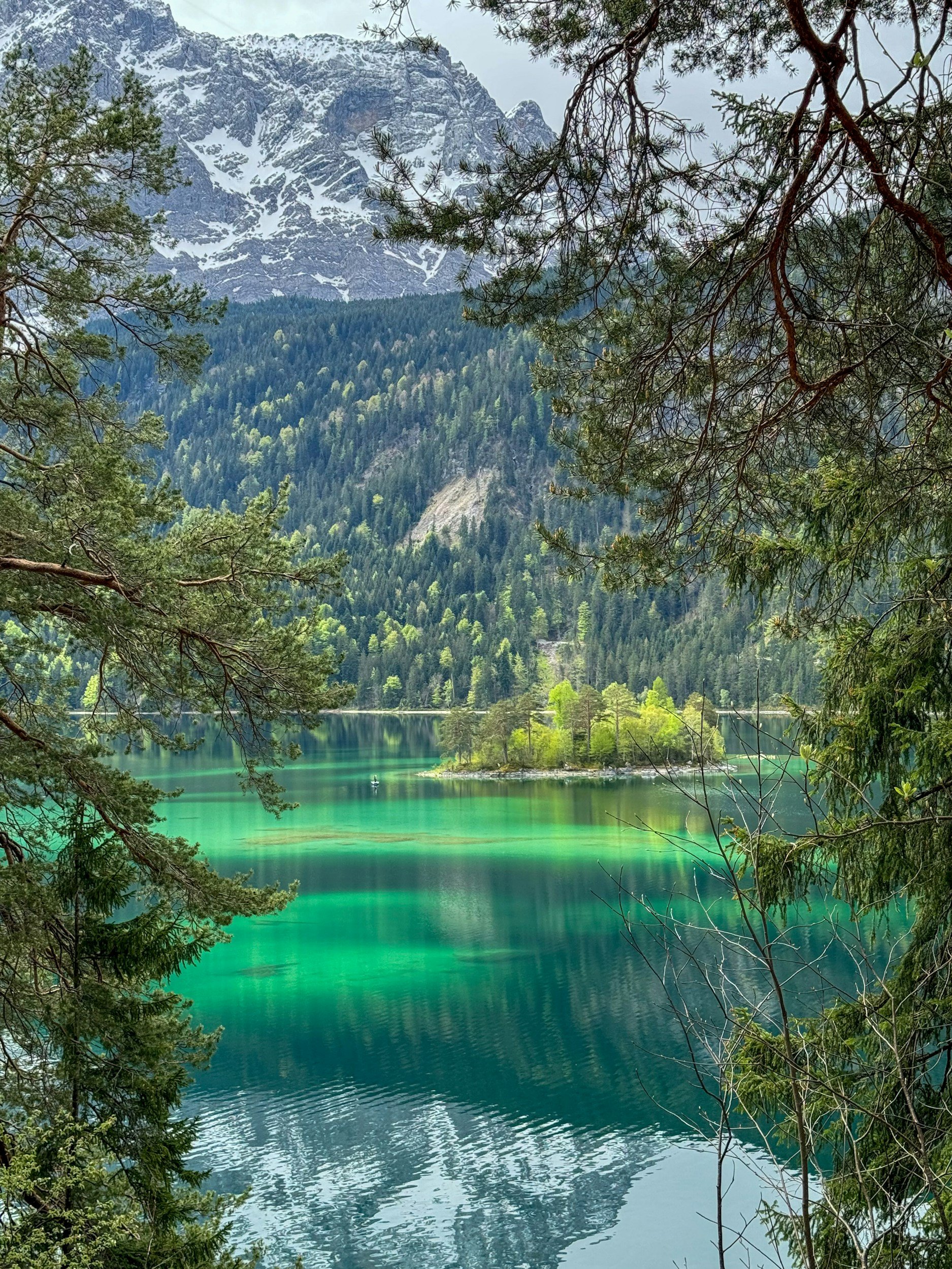 Julie Szekely Medical Intuitive Energy Healer Reiki Master bringing peace: scenic view of mountain lake, clear, calm water.