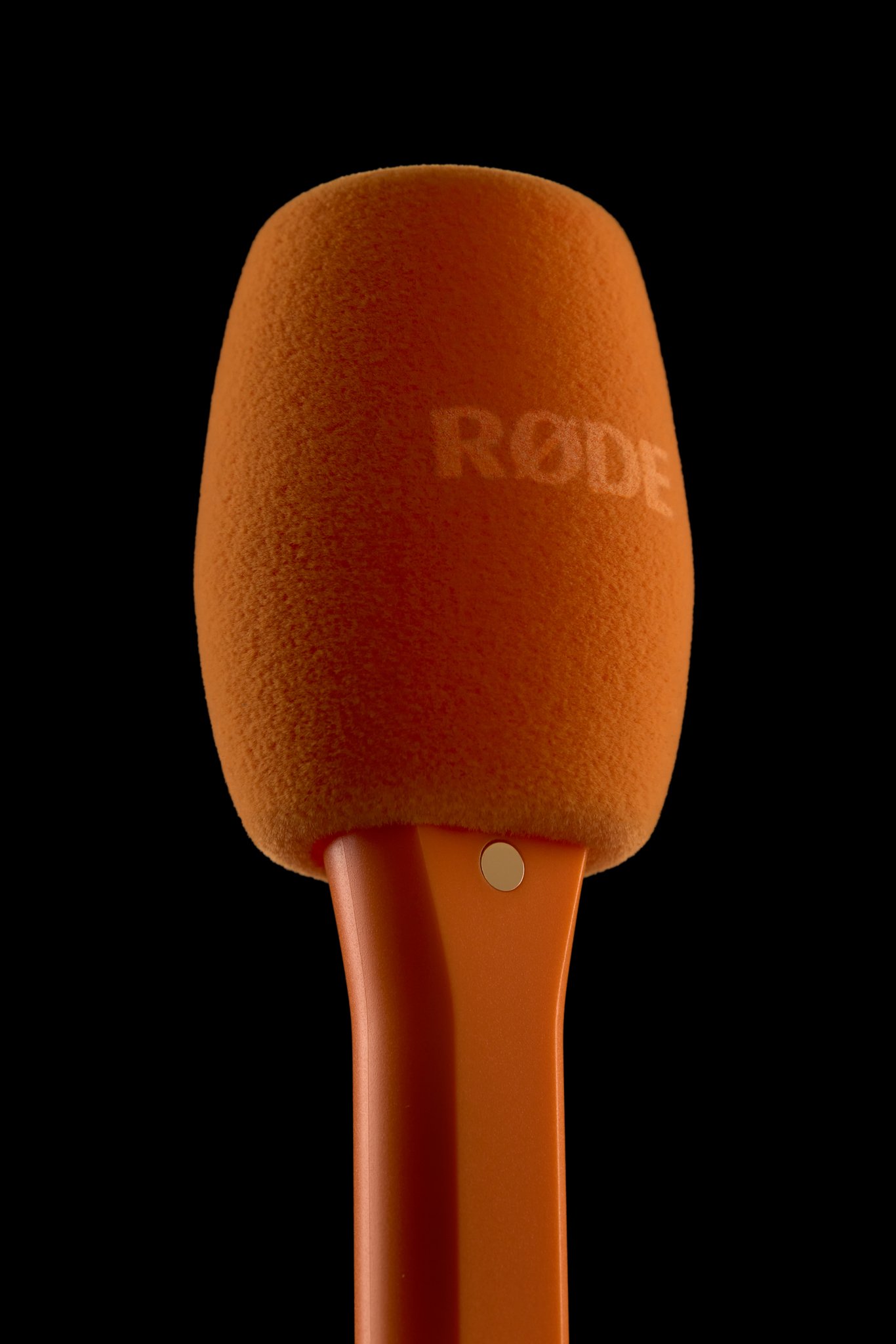 rode-interview-micro-orange-3-5464x8192-rgb.jpg