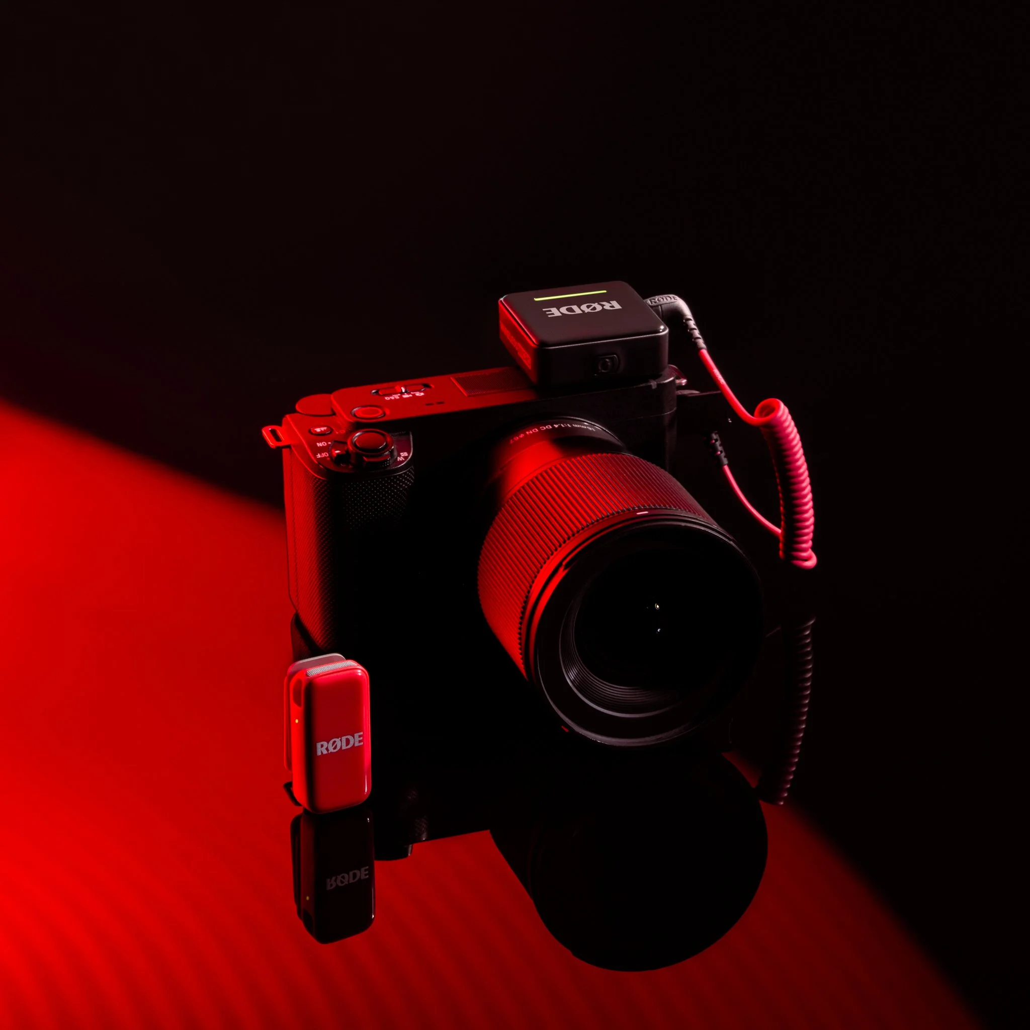rode-wireless-micro-red-camera-connection-5000x5000-rgb.jpg