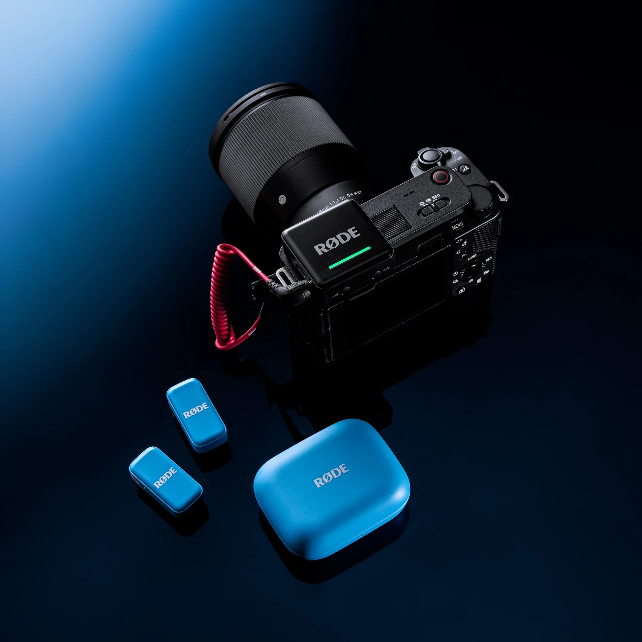 rode-wireless-micro-blue-camera-direct-connect-rear-facing-5000x5000-rgb.jpg