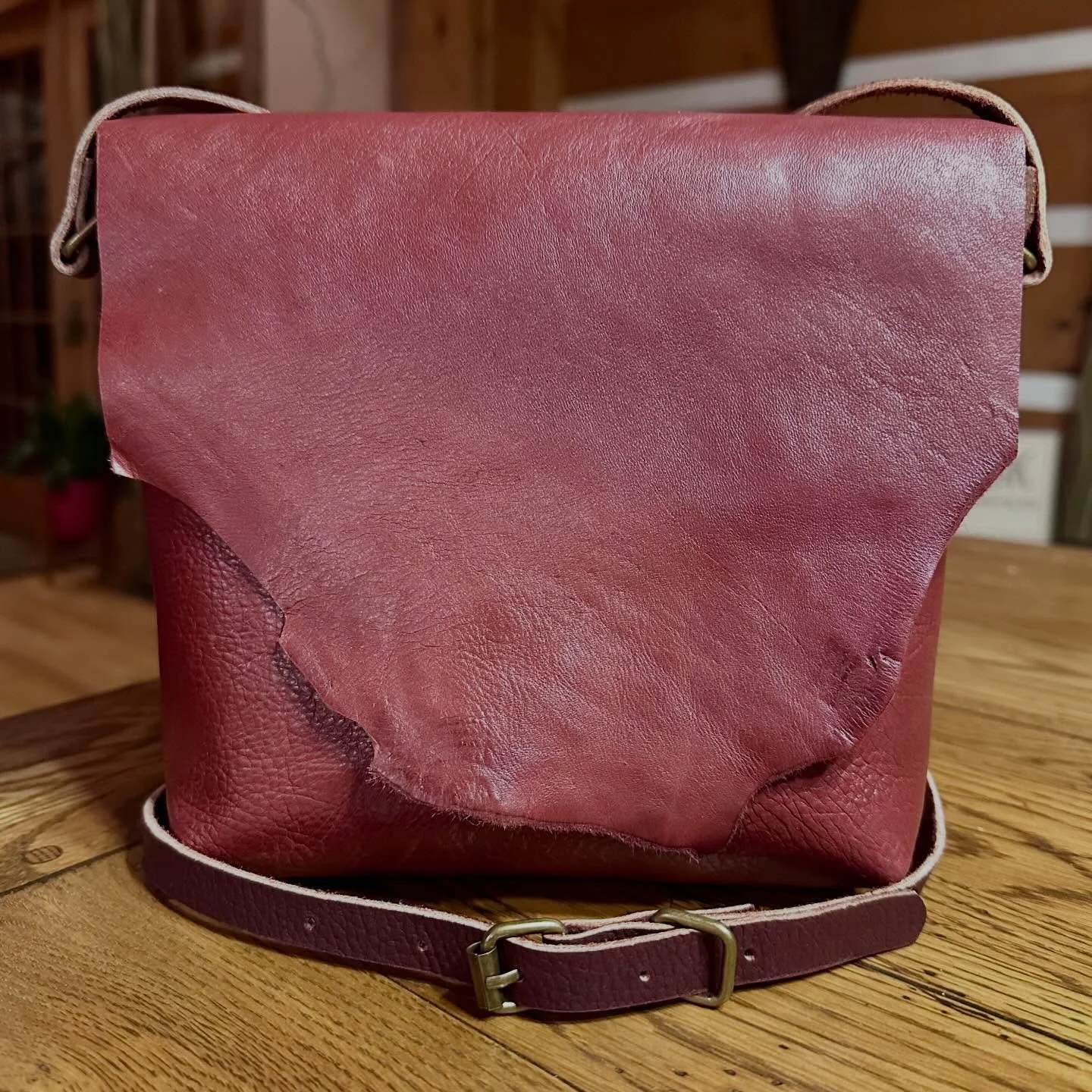 I always get a little nervous with custom orders, but this Maureen-style bag was a total hit! ❤️❤️ We collaborated on a raw edge flap instead of a zipper, and now she's coming back for another in a different color. Repeat customers make my day! #hbkl