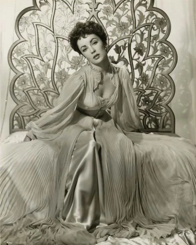 Elizabth Taylor in Juel Park for Promotional Photo 1953 "The Girl Who Had Evrything"