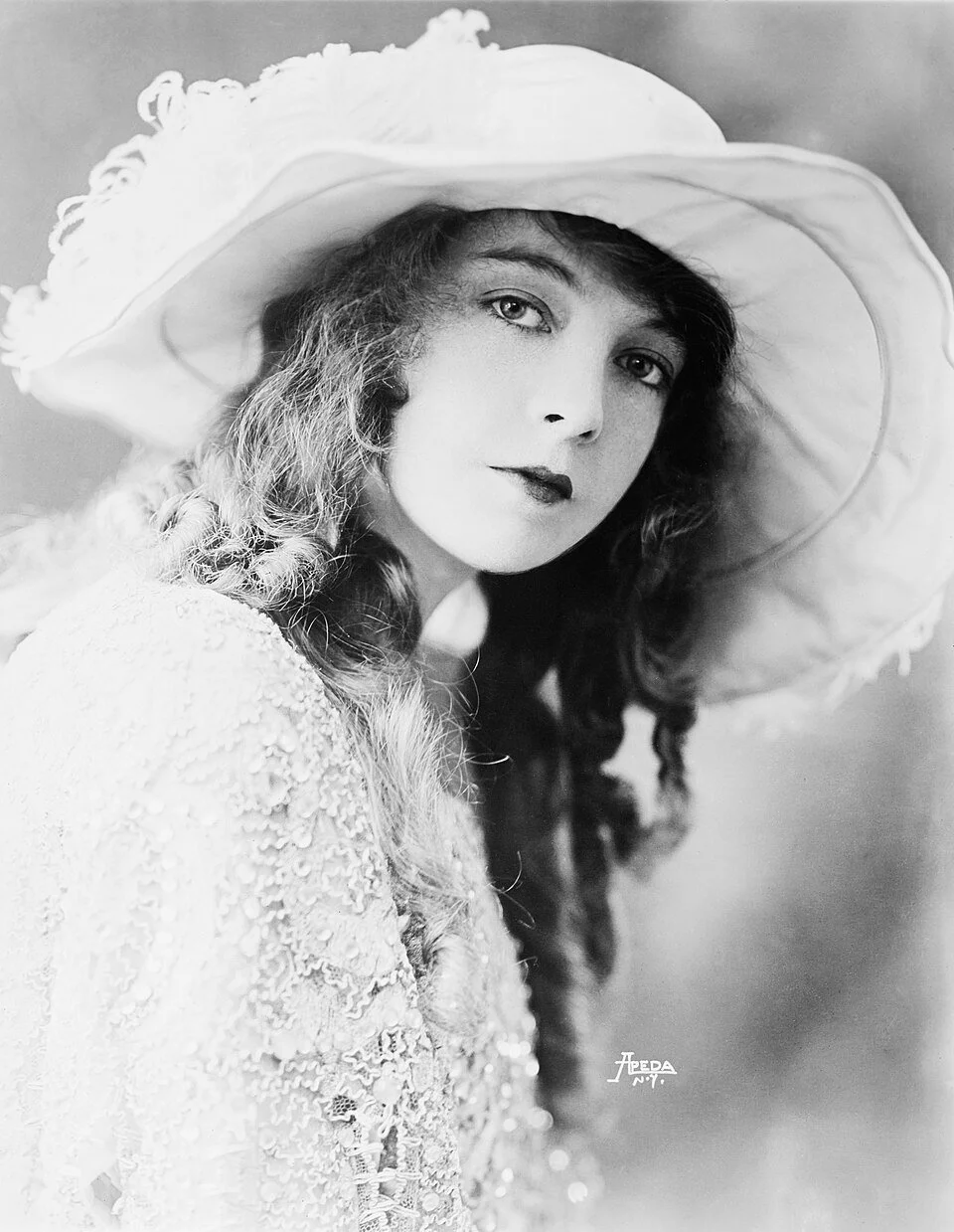 LILLIAN GISH