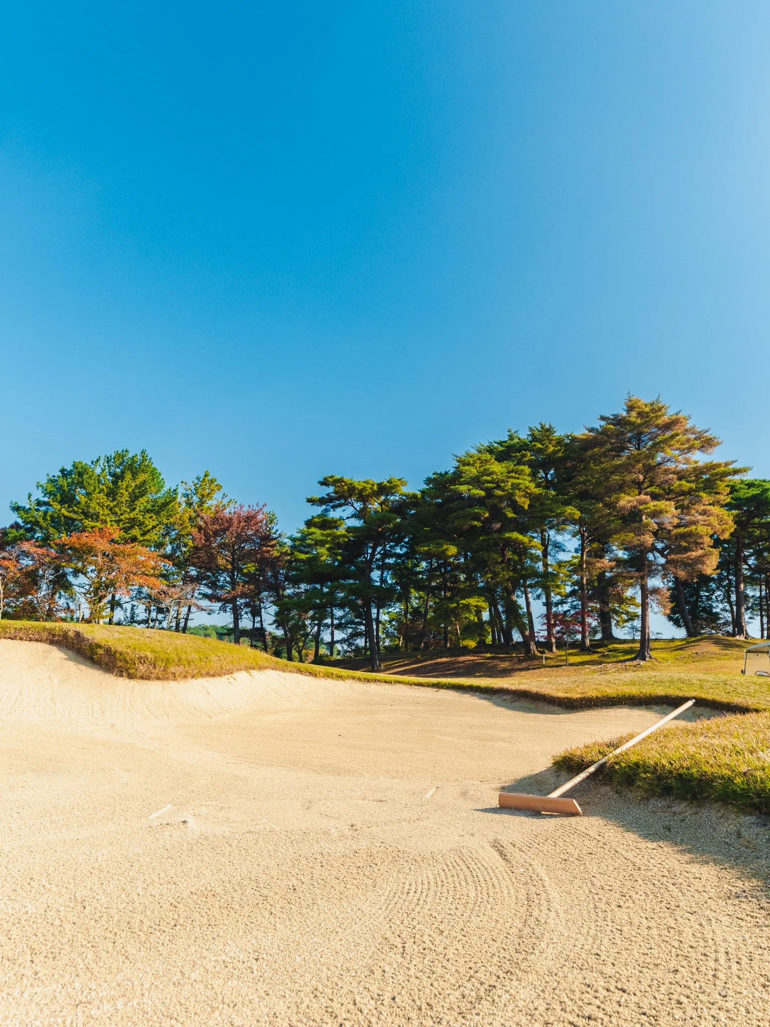 ゴルフ場への砂入れ / バンカー砂のことなら板井建材へ