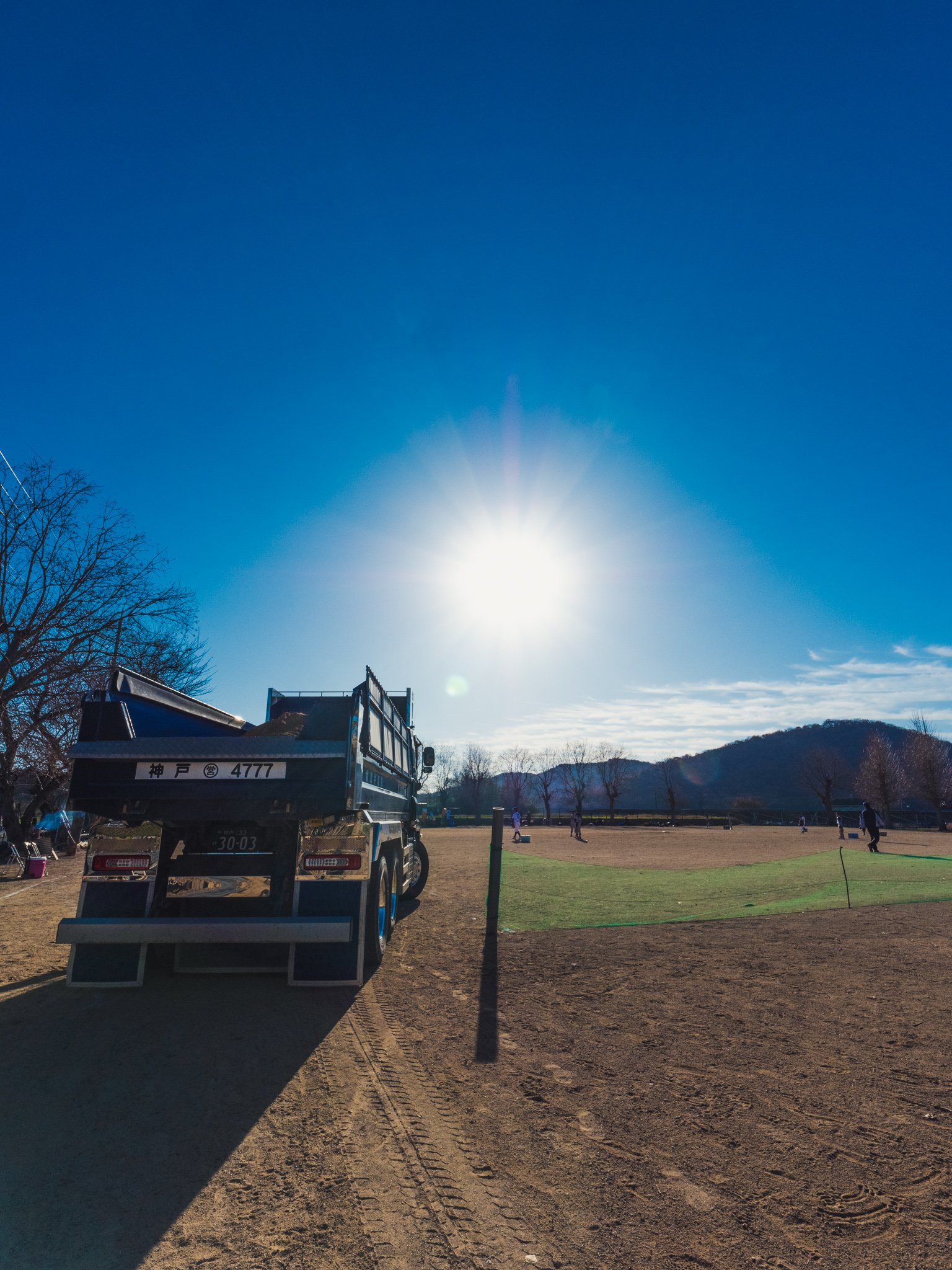 運動場の砂入れなら板井建材へ