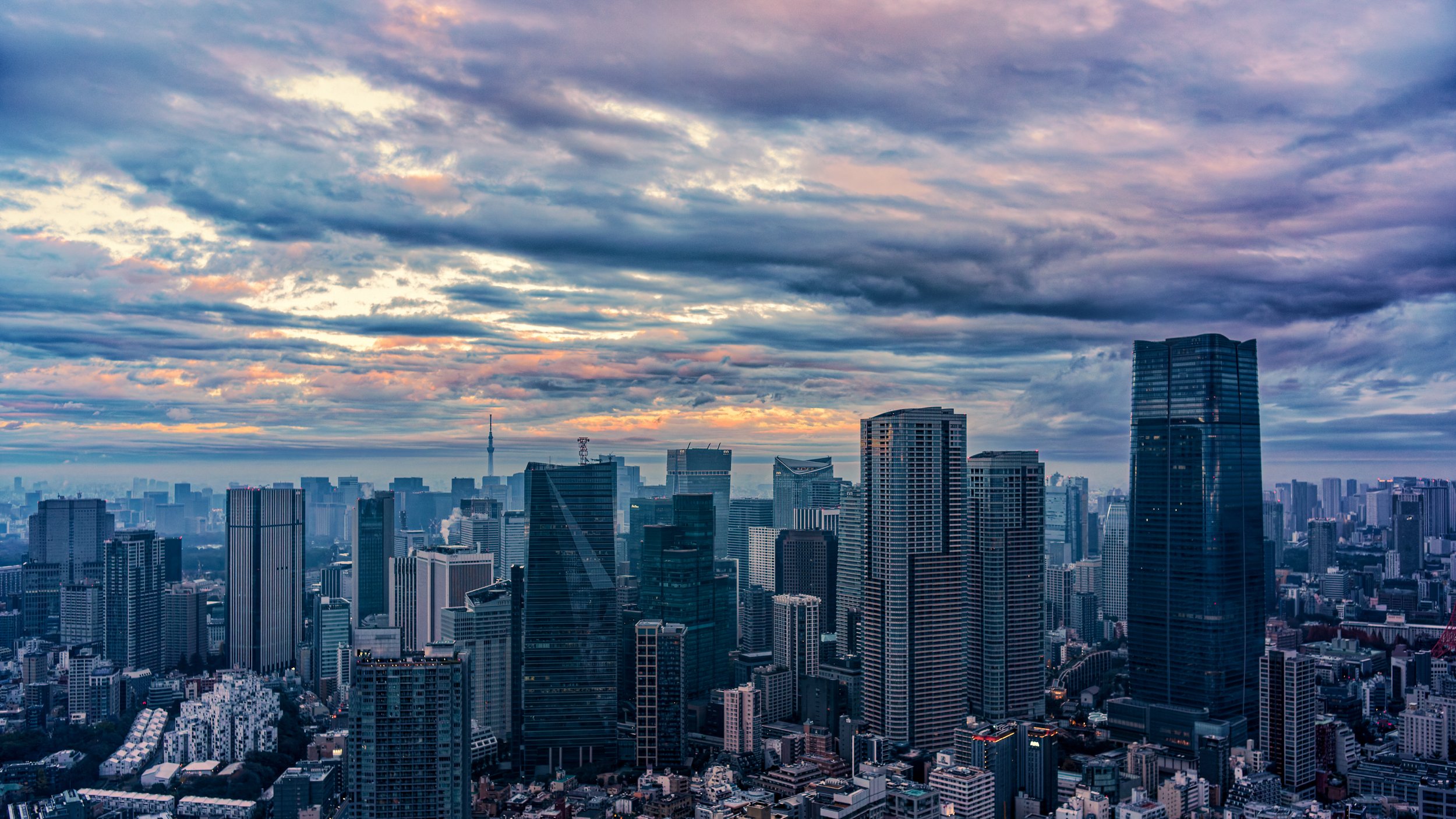 東京の高層ビル群と空の風景