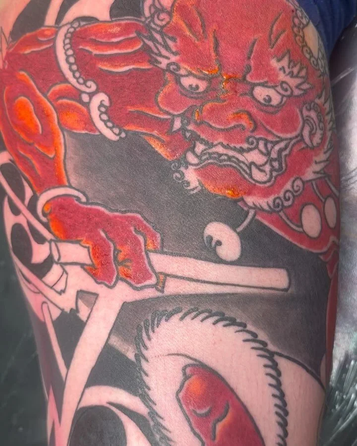 Raijin add on for Tony, 4years after doing the karajishi and botan (fudog and peony) coverup on the lower leg. 
All lines by machine, colour by tebori. 
All by tegaki ( drawn on, no stencil). 
Thank you for your  trust and commitment to finish the pi
