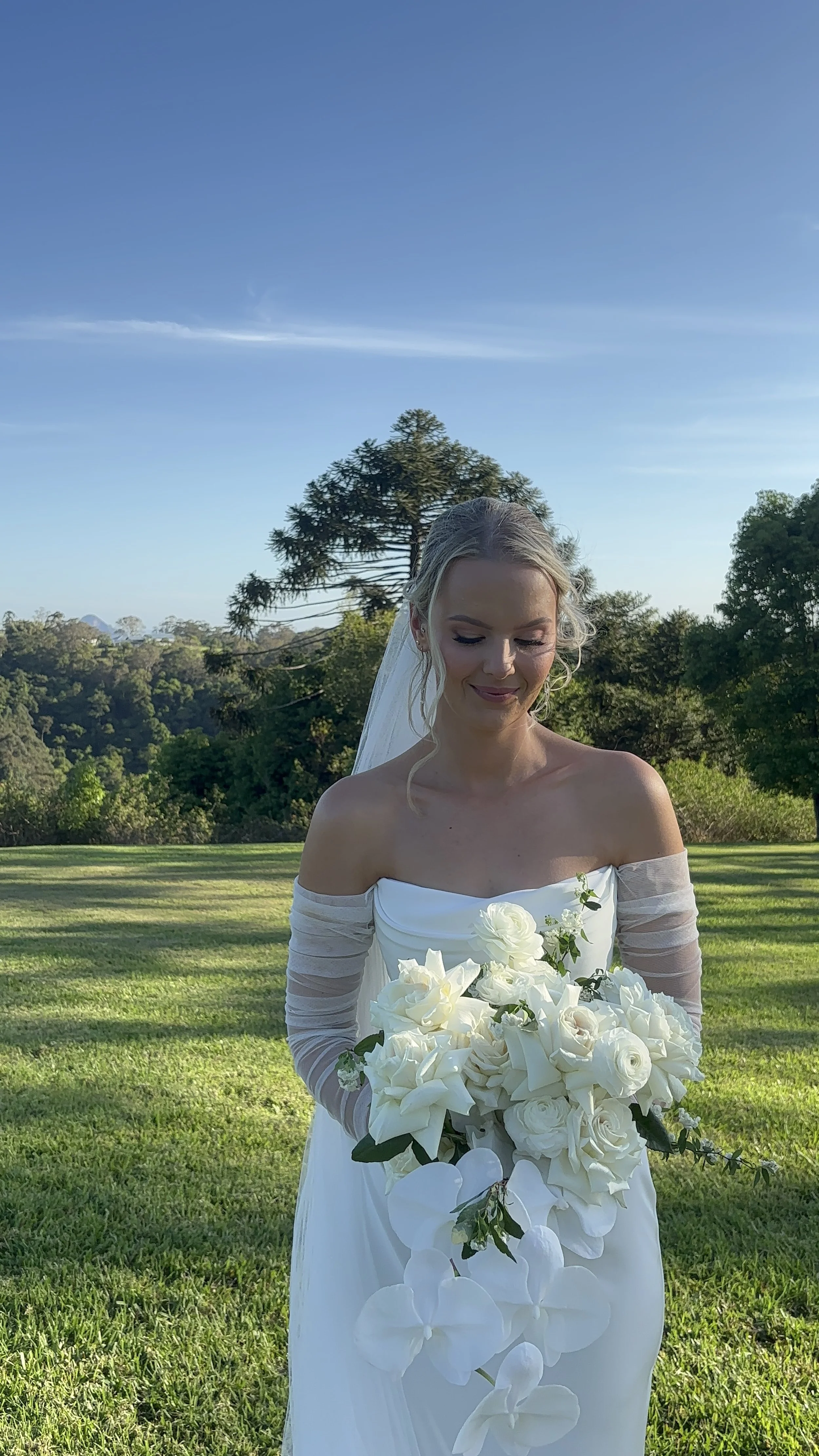 Bride holding flowers on wedding day in yeppoon content creator 