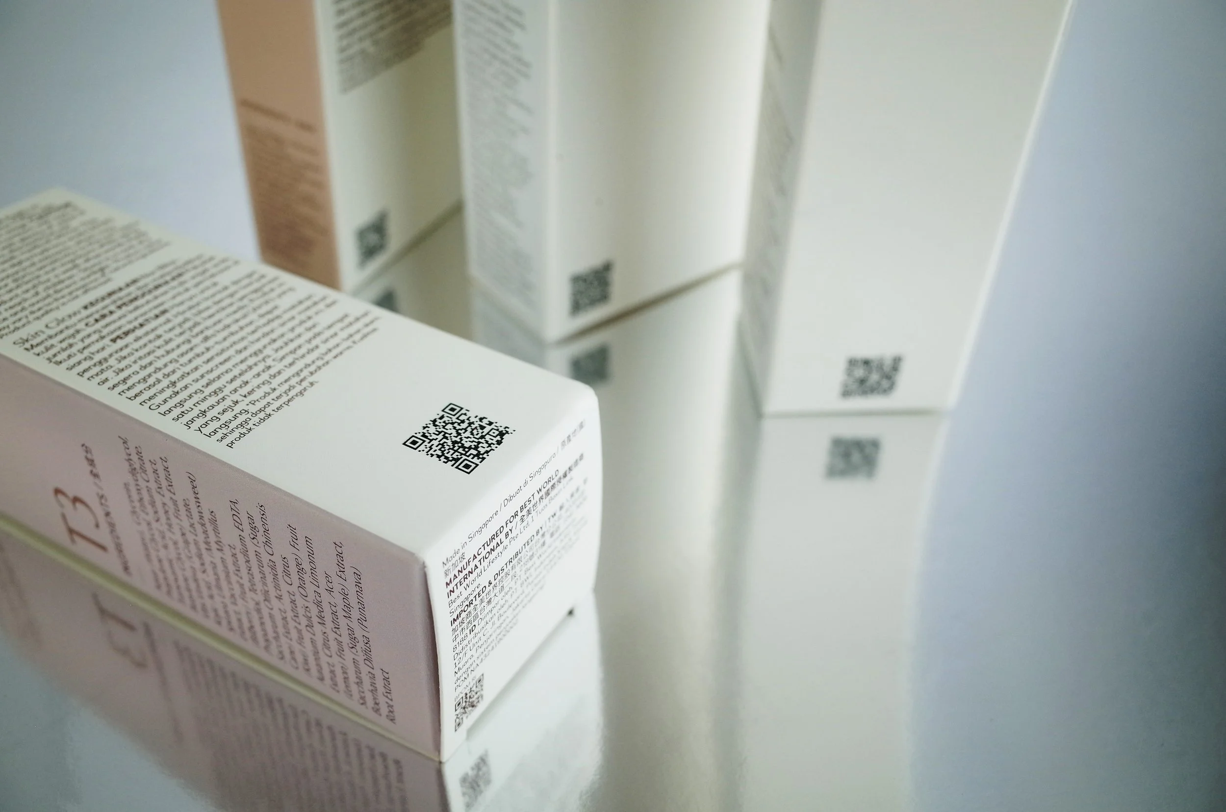 Printed packaging with variable QR codes highlighting large-scale production, traceability, and sustainability compliance.​