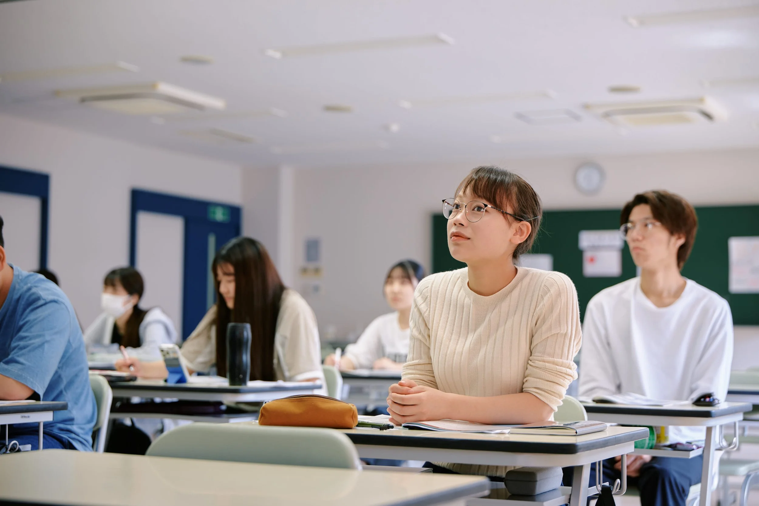 教室で座っている学生たち