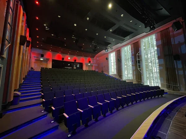 Kesällä 2026 esiinnymme Hannikaisen salissa