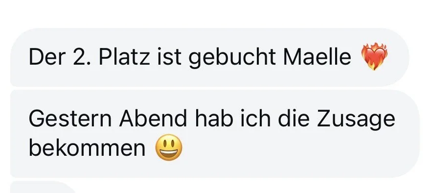 Screenshot eines Chat-Dialogs mit Nachrichten in deutscher Sprache, in denen steht, dass der zweite Platz bei einer Veranstaltung gebucht ist und dass die Zusage gestern Abend erhalten wurde, begleitet von Emoji-Grafiken