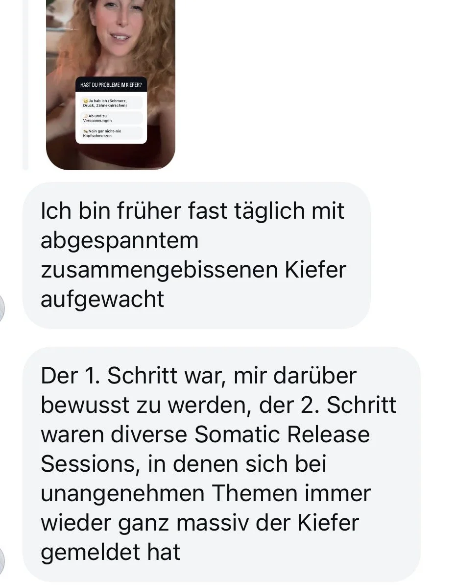 Ein Screenshot eines Telefongesprächs, bei dem eine Frau über ihre Erfahrungen mit Kieferproblemen spricht, inklusive Details zu ihren Symptomen und Behandlungsprozessen.