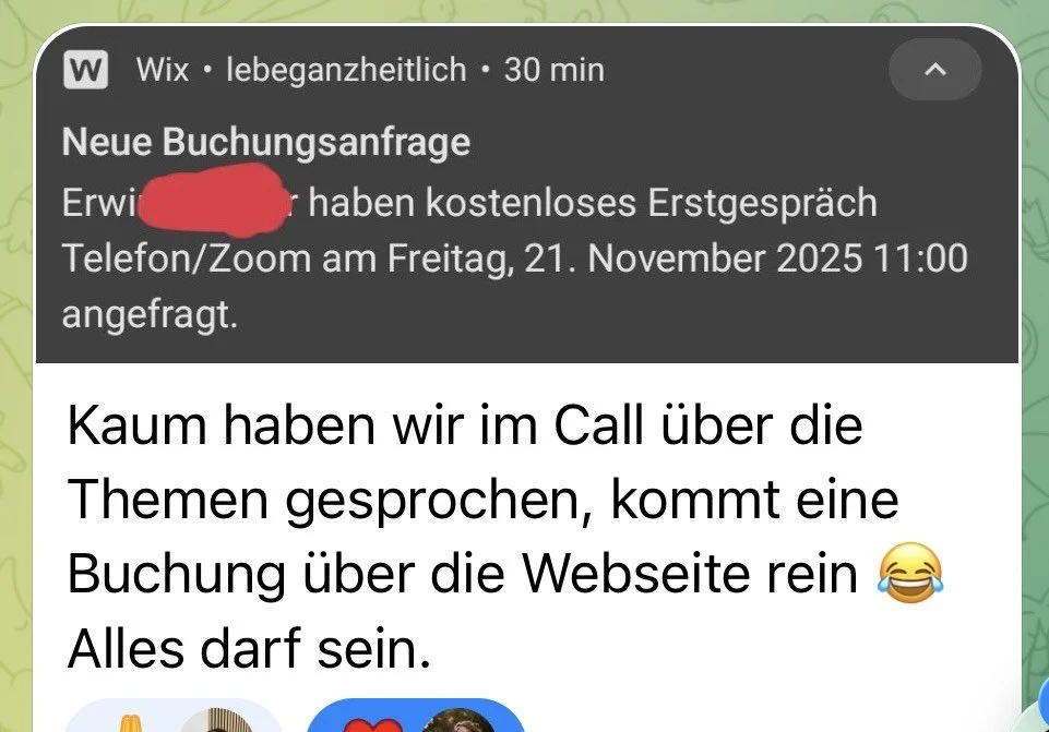 Screenshot einer WhatsApp-Nachricht in deutscher Sprache mit einem grünen Hintergrund, die von einer Wix-Website handelt und auf eine bevorstehende Online-Buchung hinweist.