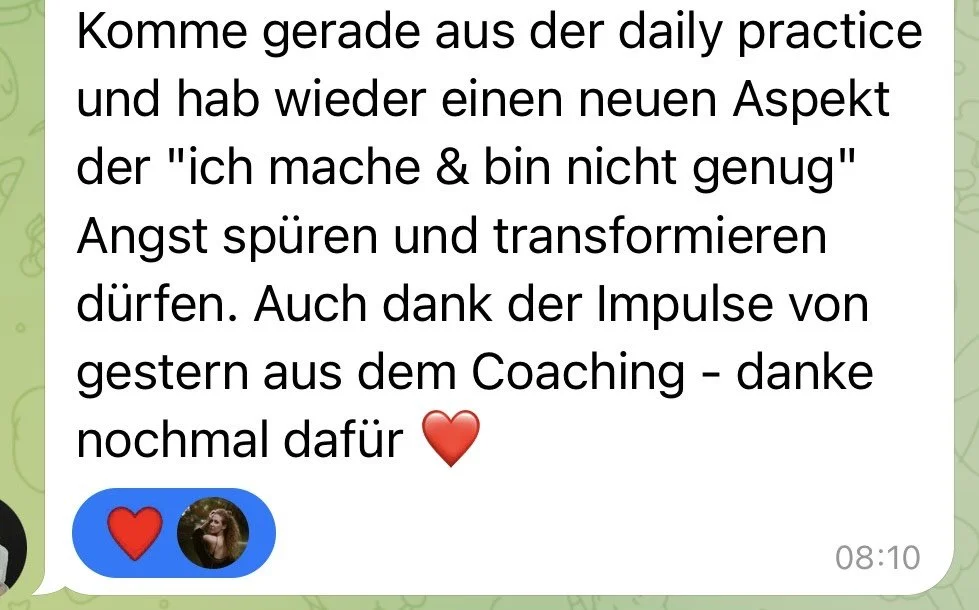 WhatsApp-Nachricht in deutscher Sprache mit Text und Emojis, keine Bilder