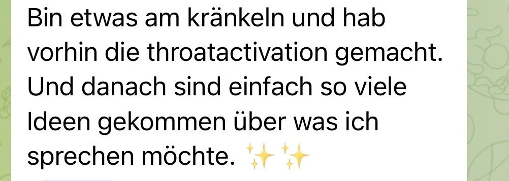 Der Text in der Bildmitte beschreibt eine Person, die sich krank fühlt und vorher eine ThroatActivation gemacht hat, mit dem Ziel, Ideen für eine Rede zu sammeln, begleitet von funkelnden Sternen-Emojis.