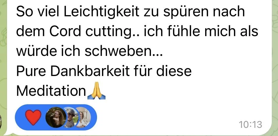 Screenshot einer WhatsApp-Nachricht mit Text und Emojis, darunter ein Herz, drei Fotos und ein Gebet-Semoji.