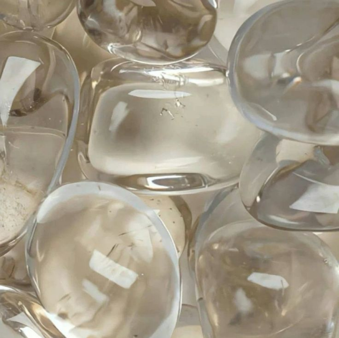 Mehrere gebrochene, transparente Glasstücke, die in einem engen Haufen liegen.