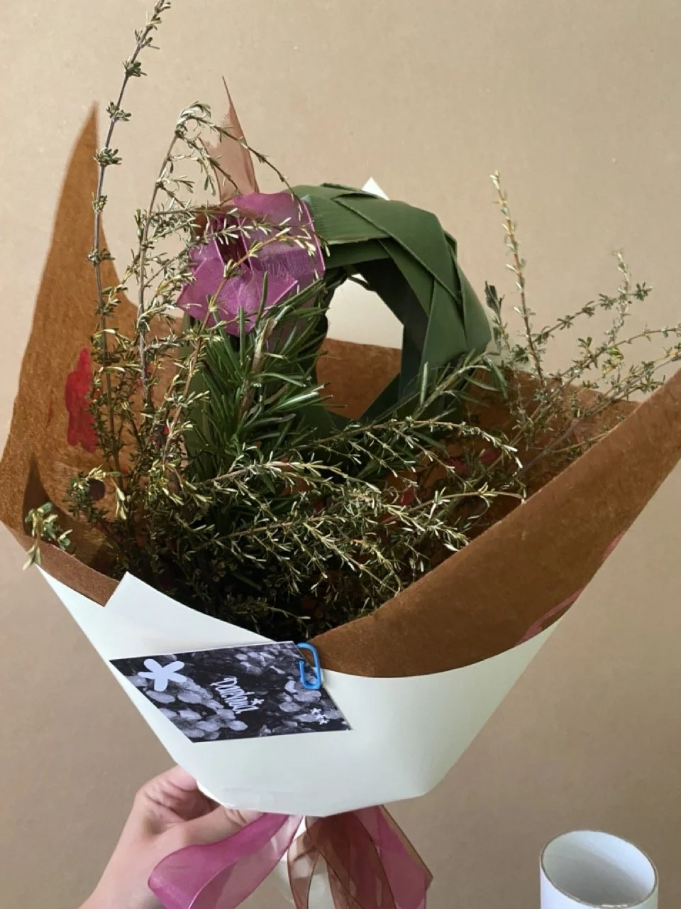 Ngā Mihi, Single flower bouquet