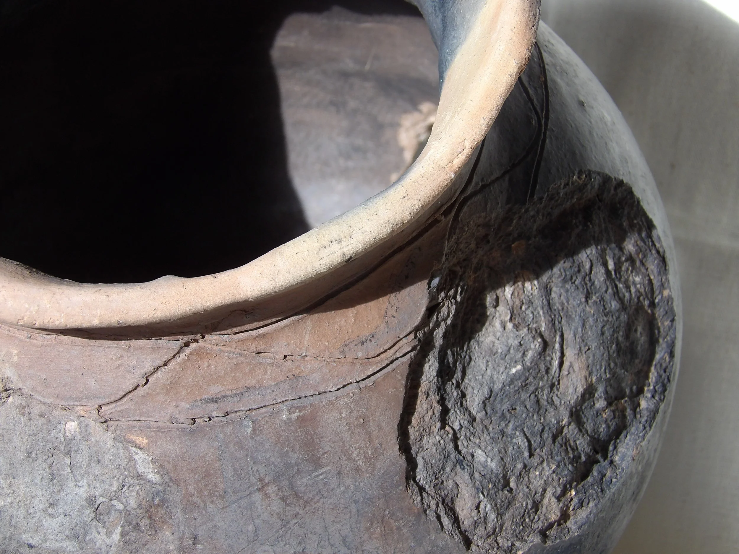The form and firing process explore historical continuities in Black Atlantic ceramic production. This pot was constructed and fired in 2025 during a material research residency at Casa Julfa in Montmorillon, France.