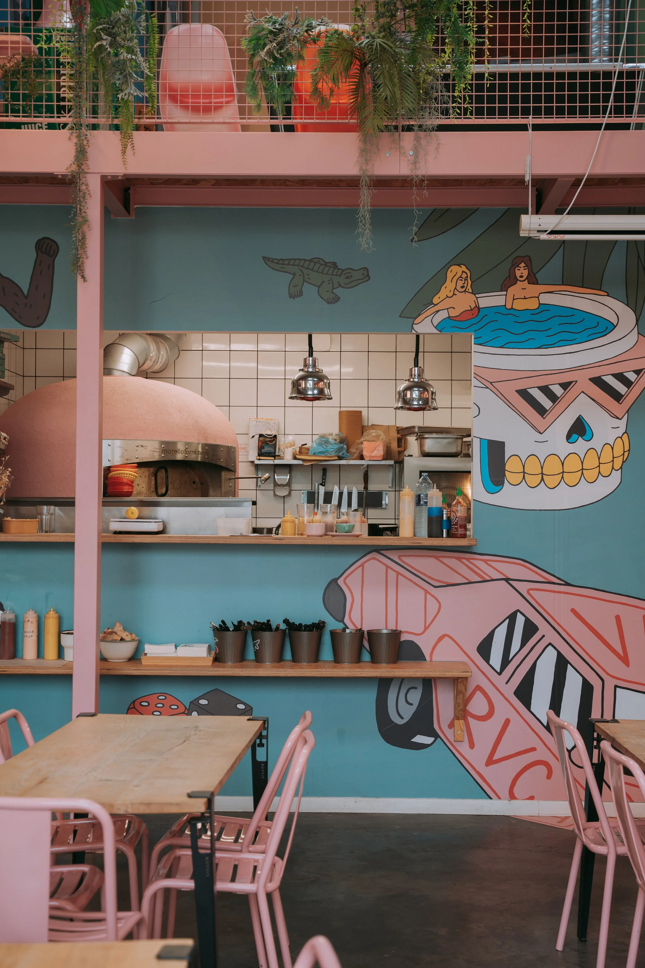 Mur de la cuisine habillé par la marque RVCA avec des collaborations spéciales et inédites