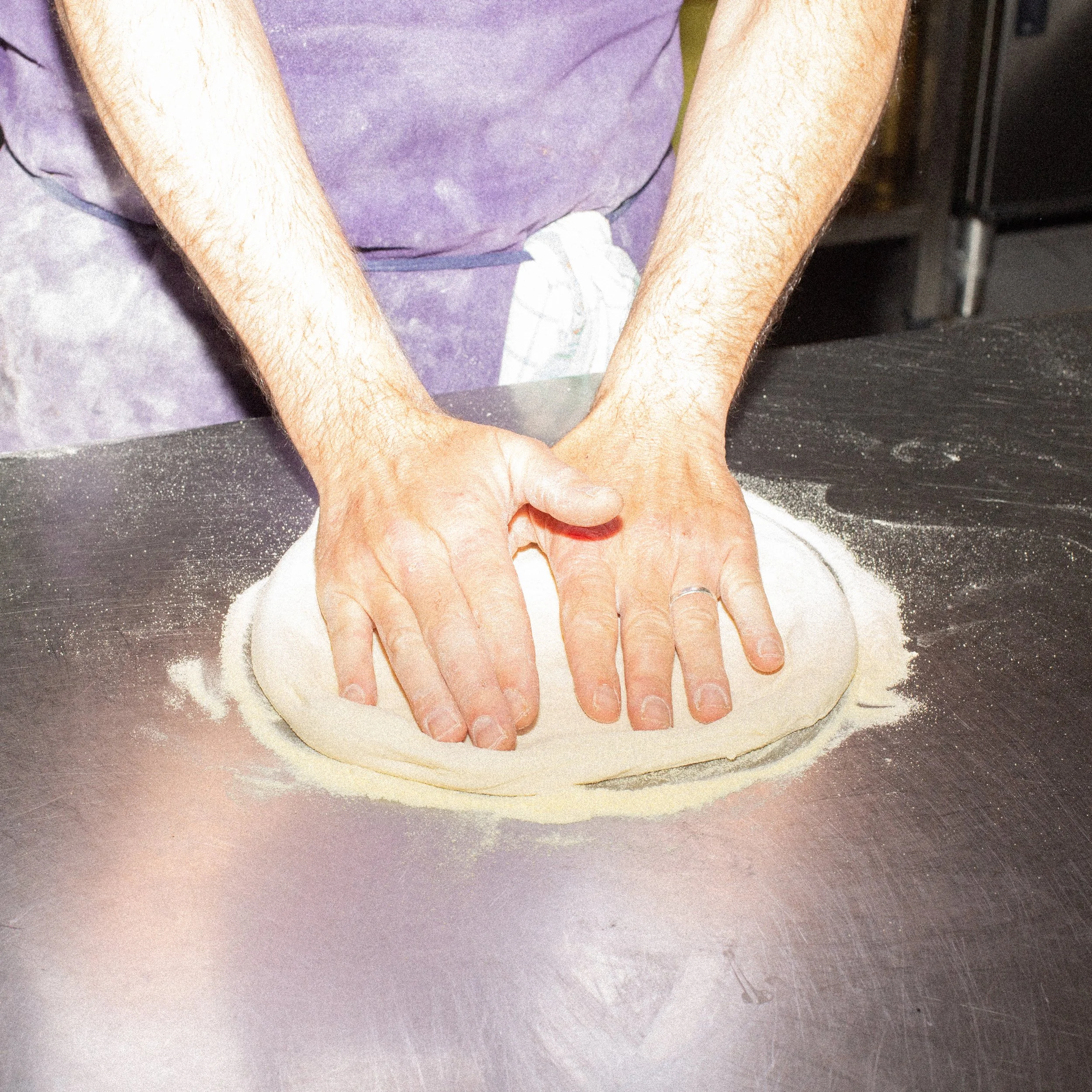 Cuisinier préparant les fabuleuses pizzas napolitaines de chez spot palace.