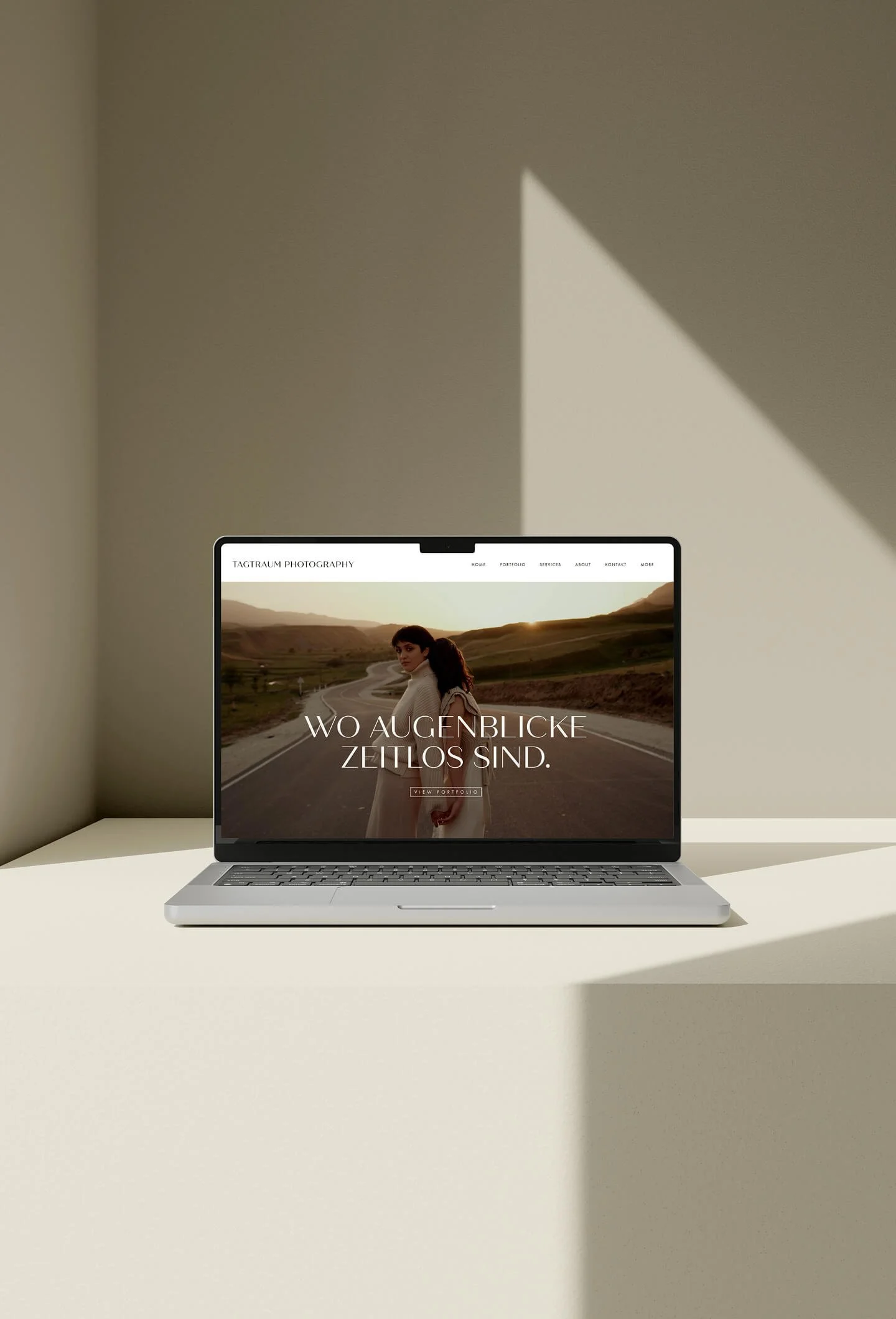 Squarespace Template für Fotografen – Website Mockup mit cinematischem Hero-Bild, eleganter Typografie und klarer Navigation