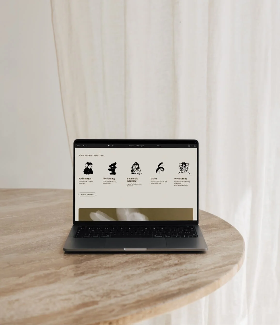 Laptop auf einem Holztisch zeigt eine Website über emotionale Gesundheit, mit Symbolen für Beziehungsprobleme, Überforderung, emotionale Belastung, Krisen und Orientierung.