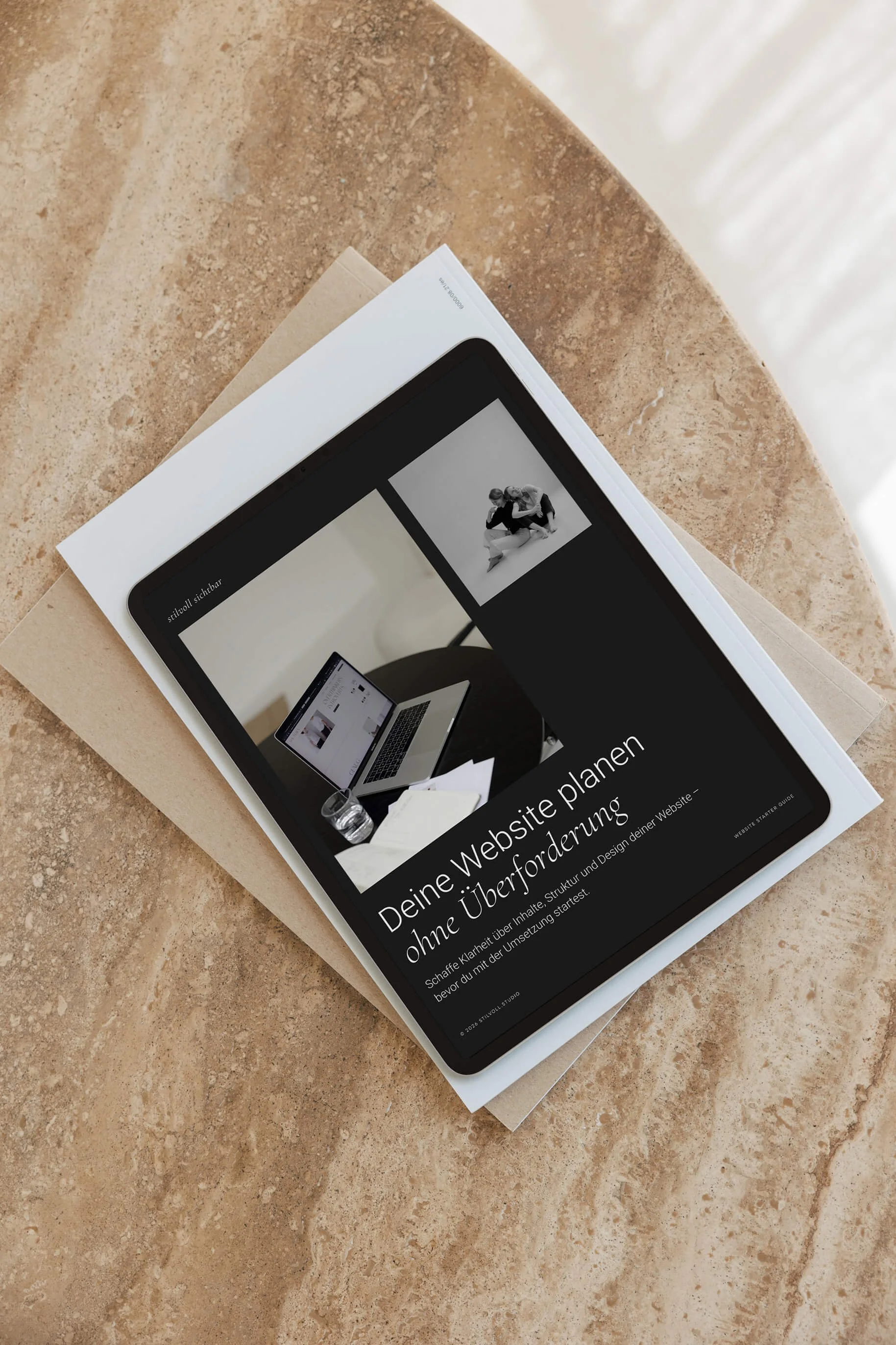 Digitales Tablet auf einem Tisch zeigt ein offenes digitales PDF mit dem Thema „Website-Planung ohne Überforderung."