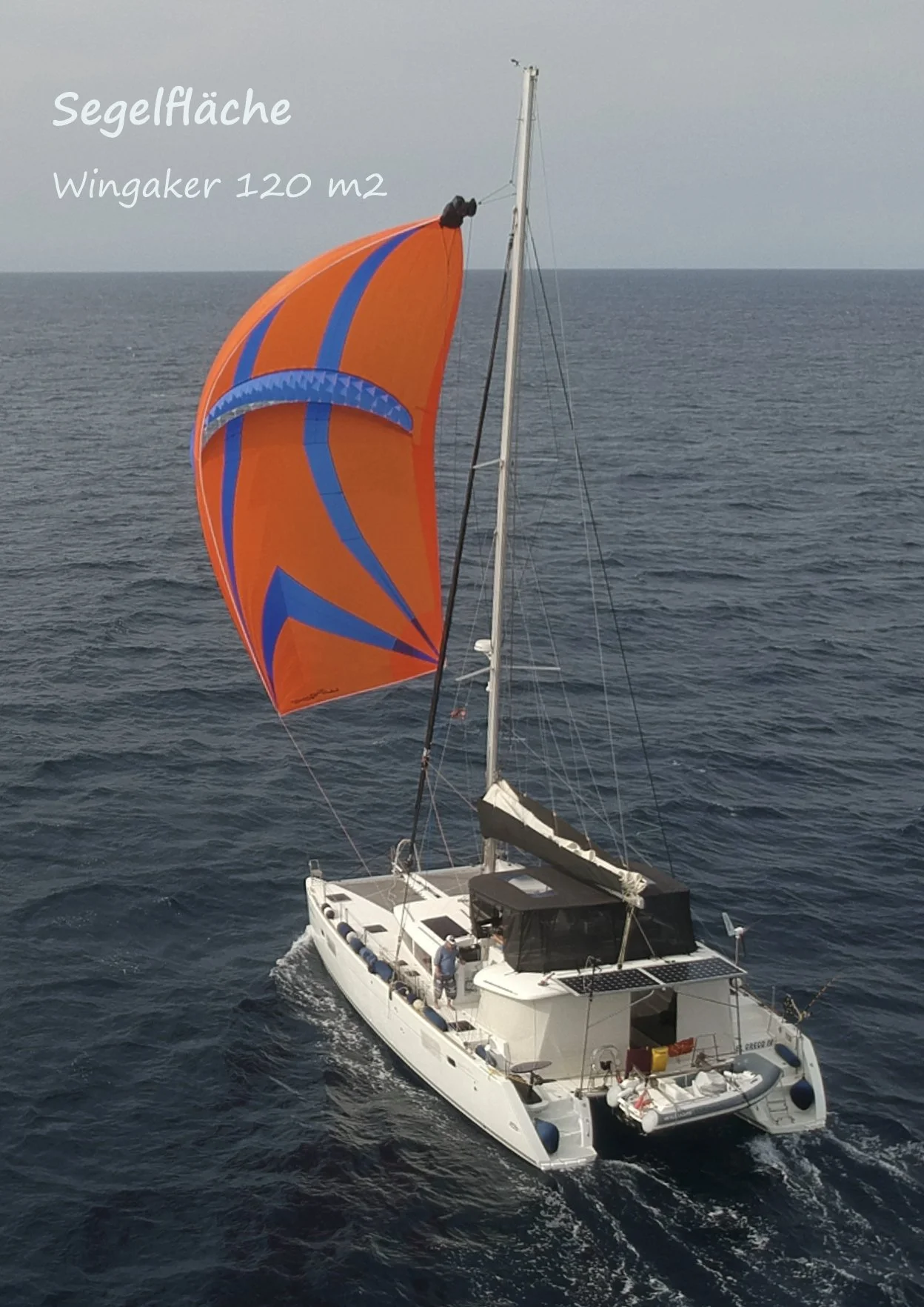 Segelboot auf dem Meer mit einer orangefarbenen Segel, Text auf dem Bild: 'Segelfläche Wingaker 120 m2'.