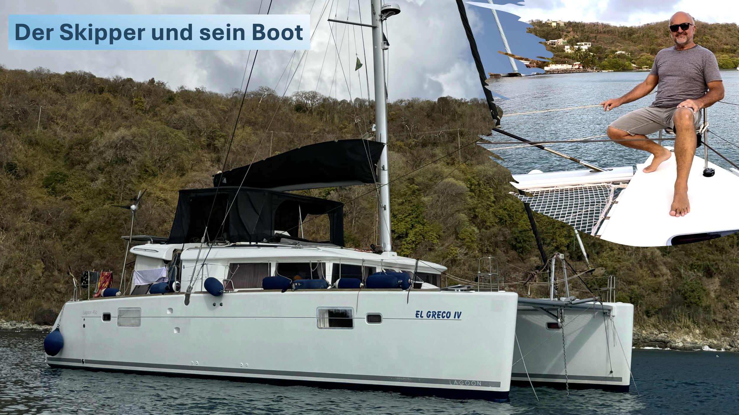 Ein weißes Segelboot namens 'EL GRECO IV' auf dem Wasser, mit einem Mann, der auf dem Bug sitzt, im Hintergrund eine Bucht mit Hügeln und Häusern, und ein kleiner Textkasten oben links mit 'Der Skipper und sein Boot'.