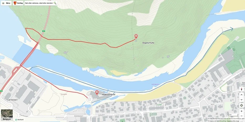 Kart over et område med en rød angitt løype fra Villakssenteret til Dagsturhytta, med vann, byområder og grønne områder.