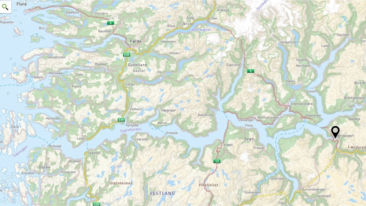 Kart over en region med innsjøer, fjorder og veier i Norge, med en markert plassering merket med en svart nål.