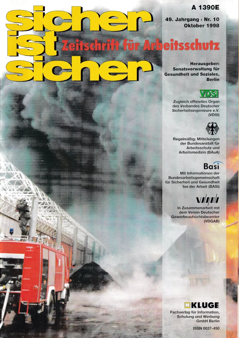 Feuerwehrfahrzeug bei einem Brand mit dichten schwarzen Rauchwolken am Himmel und Begriffen zum Arbeitsschutz auf der Zeitschrift "sicher ist sicher"