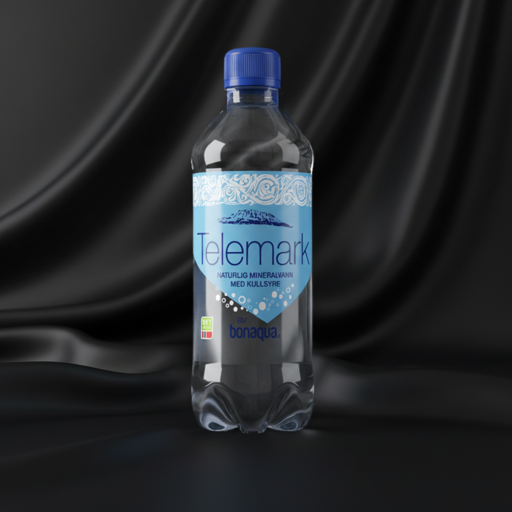 En plastflaske med vann, merket Telemark mineralvann, mot en svart bakgrunn.