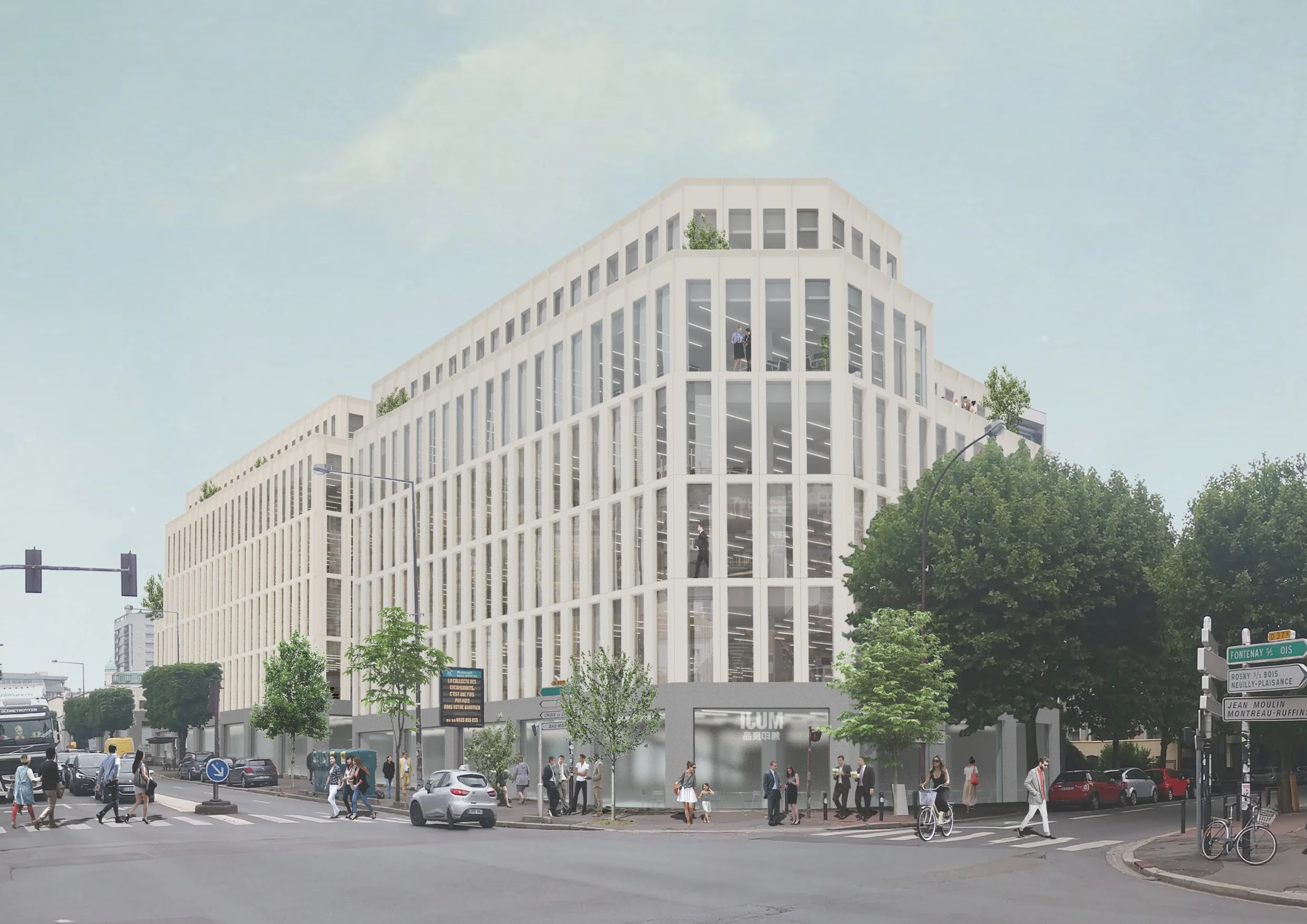 Immeuble moderne blanc avec grandes fenêtres, situé à un coin de rue animé avec piétons, voitures et arbres.