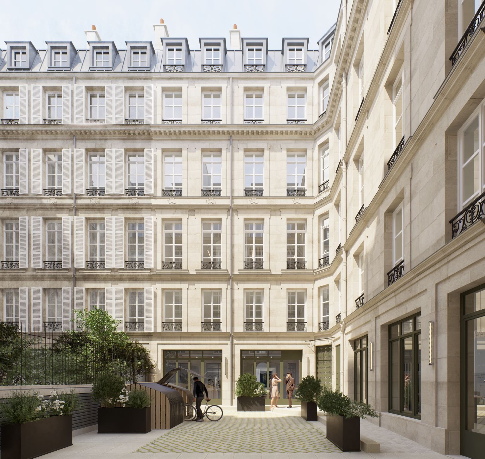 Cour intérieure d'un bâtiment résidentiel avec plusieurs étages, fenêtres à battants, balustrades en fer forgé, arbres en pot et quelques personnes se parlant, en France.