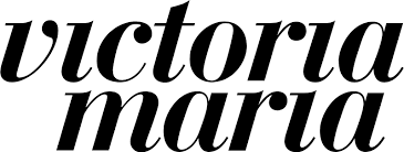 Texte en noir: 'victoria maria' en italique.