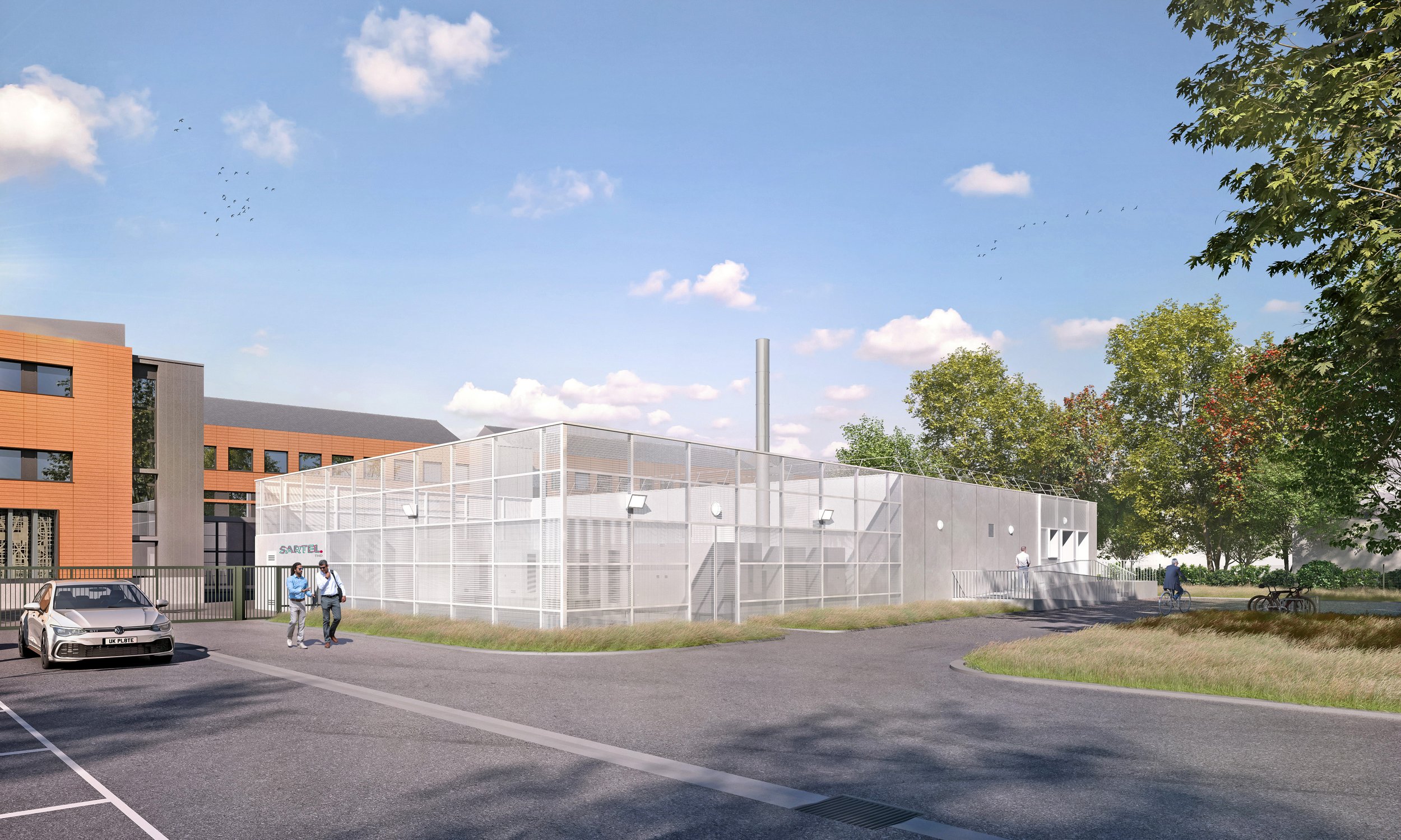 Une nouvelle structure moderne en cours de construction avec un cadre en métal blanc, entourée d'arbres et située près d'un bâtiment en briques modernes, avec des personnes marchant et faisant du vélo.