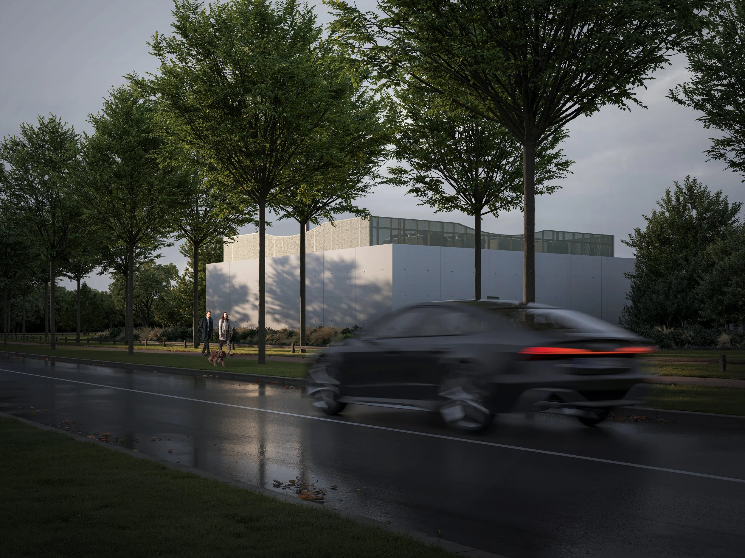 Une voiture noire passe à toute vitesse sur une route mouillée, en arrière-plan, deux personnes marchent avec un chien sous les arbres, et un bâtiment moderne blanc se dresse derrière.