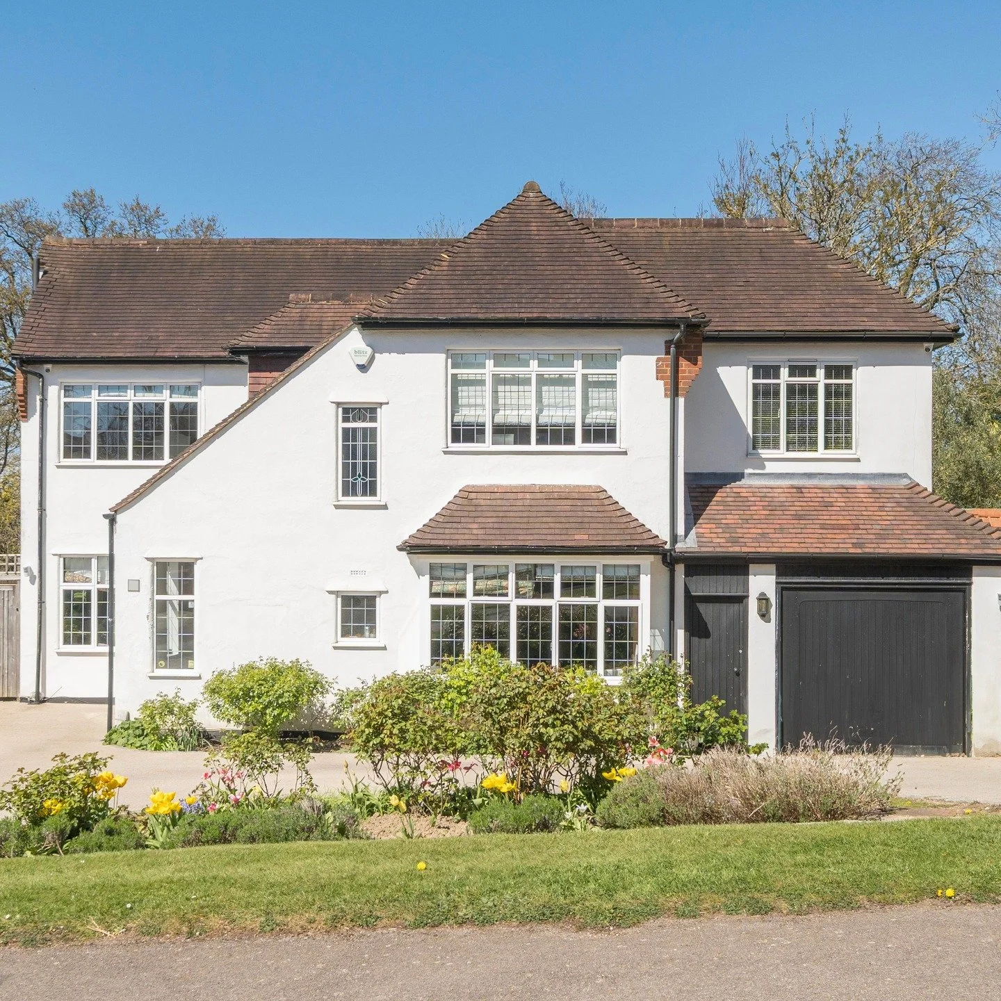 NEW INSTRUCTION
4 Beds I 3 Baths I 3 Receptions
Set within an enviable position enjoying far-reaching views towards Banstead Downs and stretching to London, this detached family residence offers an exceptional blend of modern luxury and generous livi