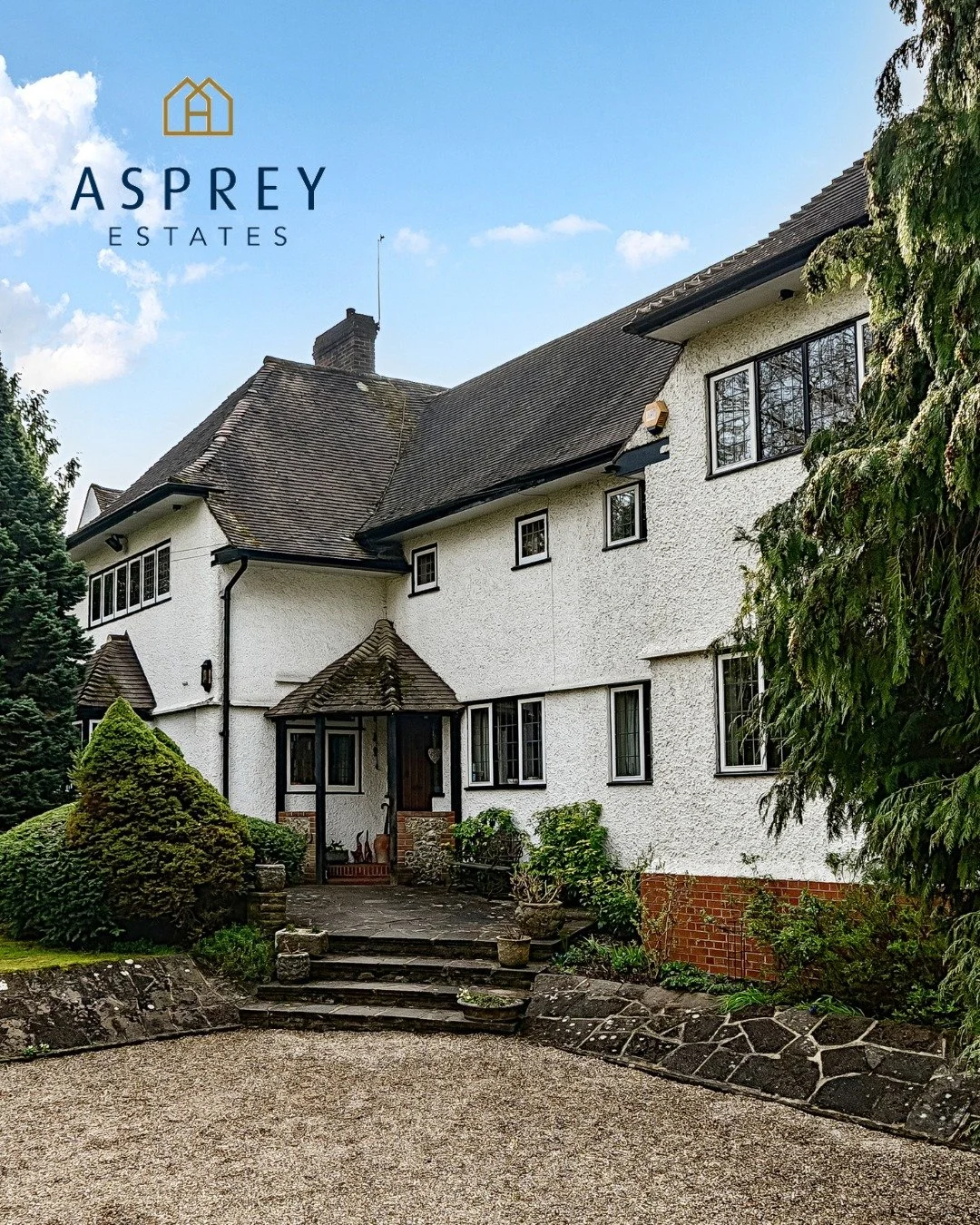 Set beside the 3rd green at Chipstead Golf Course, this impressive 5-bed detached home blends character, space, and versatility.

✨ Highlights:
&bull; Bright triple-aspect living room with fireplace
&bull; Elegant dining room + cosy snug
&bull; Kitch