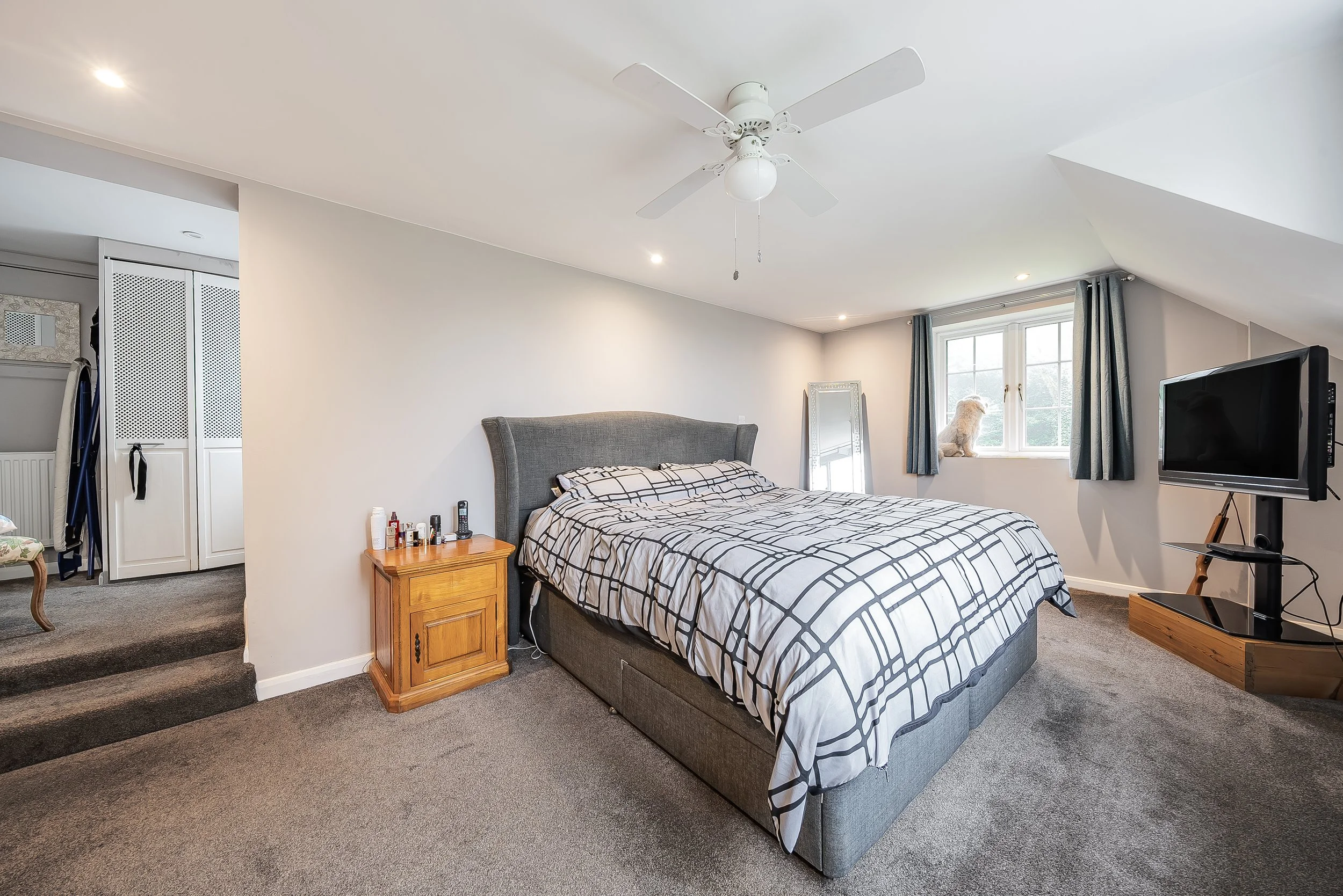 Bedroom 1 (2).jpg