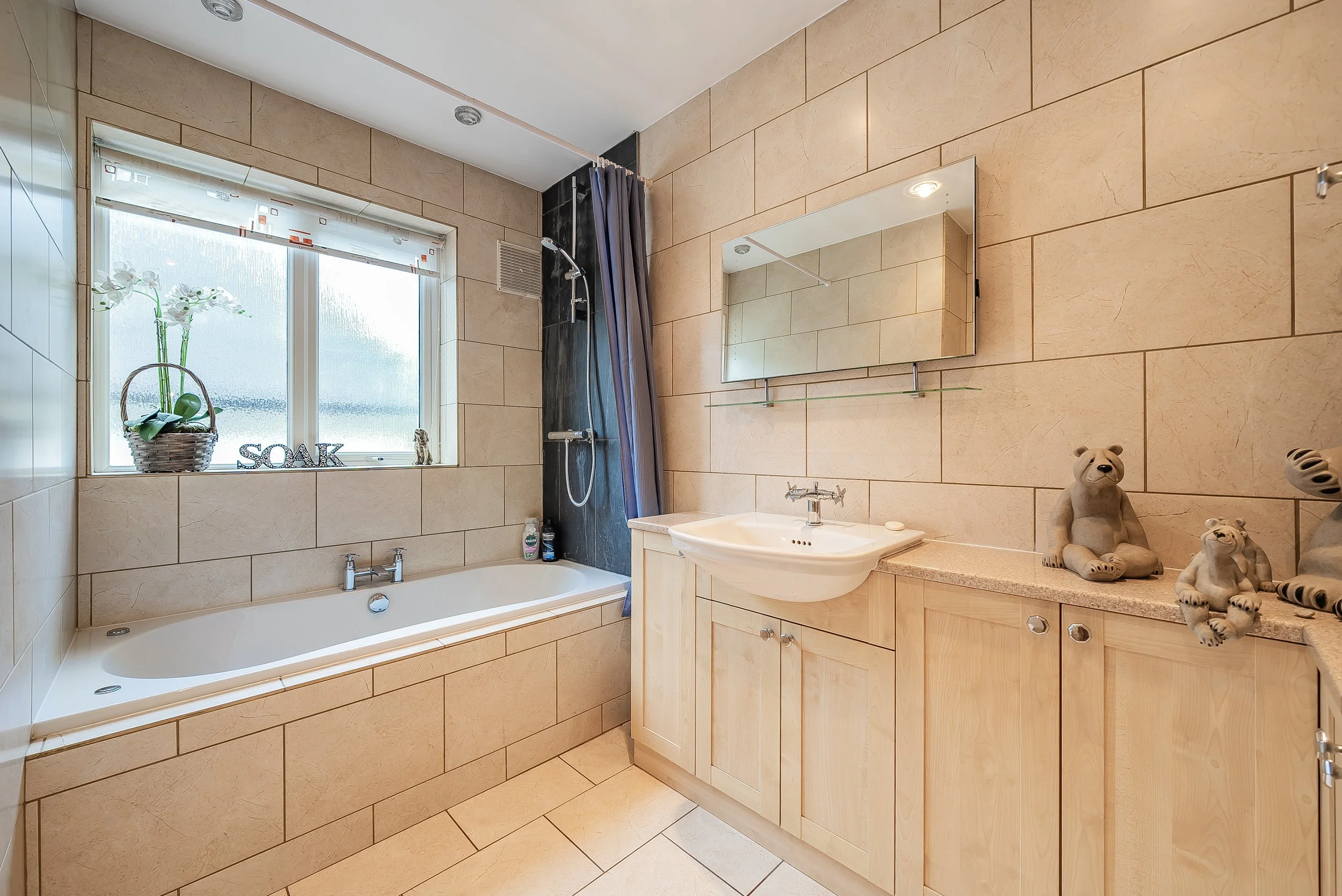 Family Bathroom 2.jpg