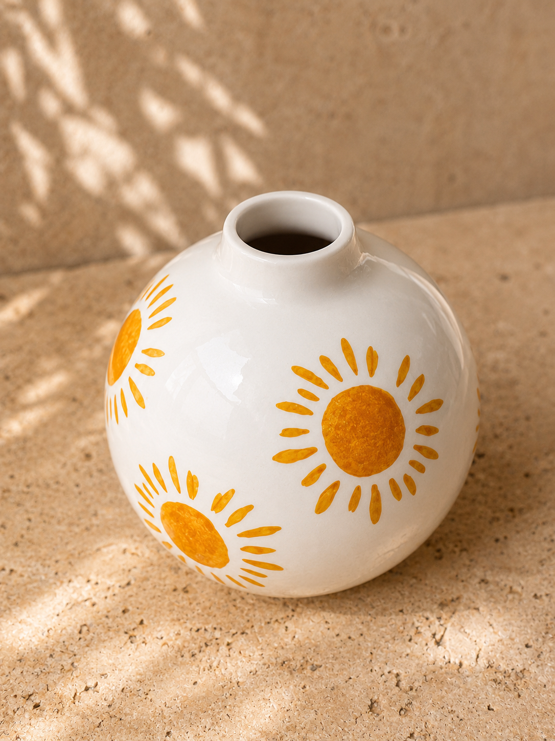 Détail du vase rond Solea en céramique blanche et jaune fabriqué au Portugal