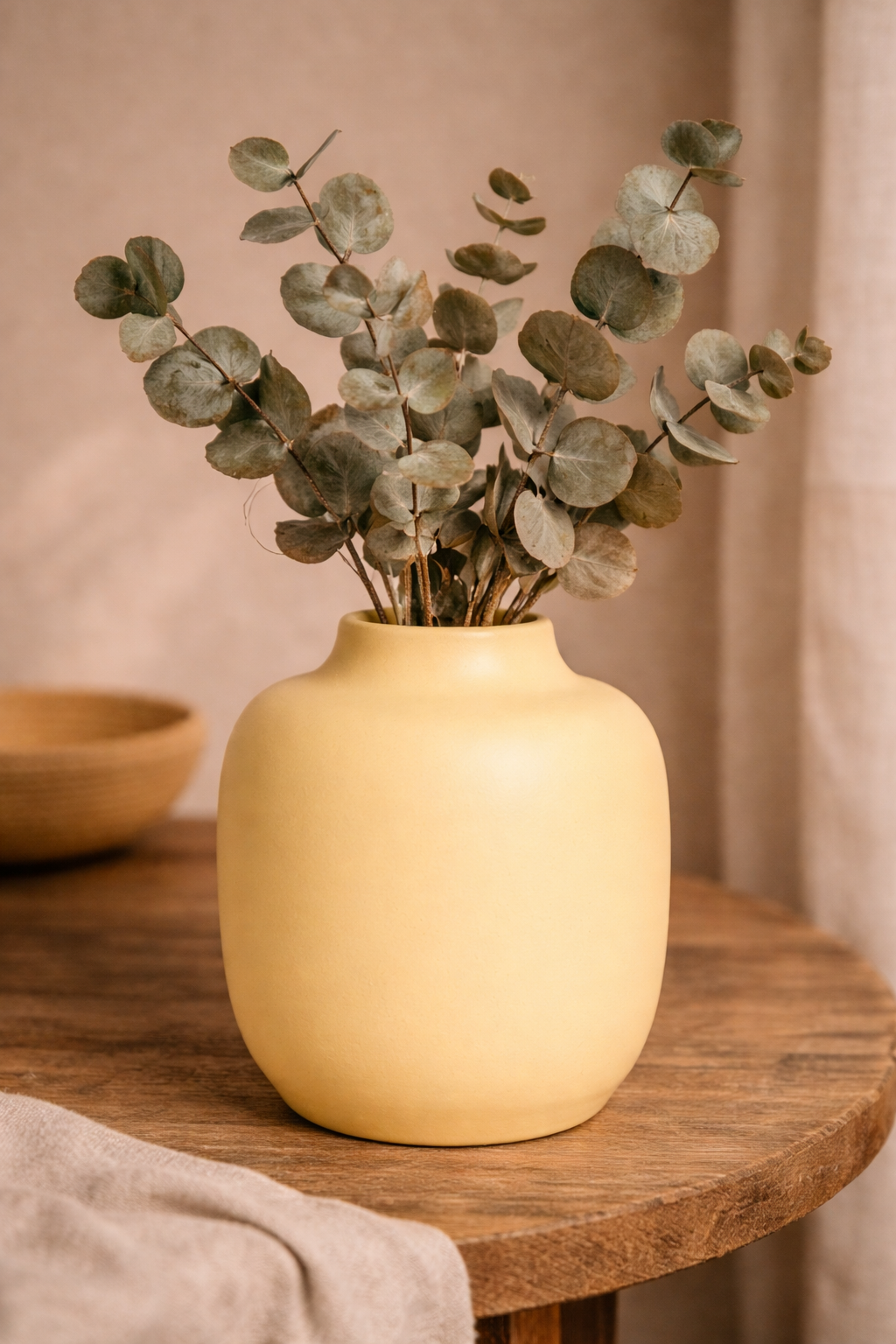 vase ceramique portugaise artisanale jaune sol avec fleurs sechees