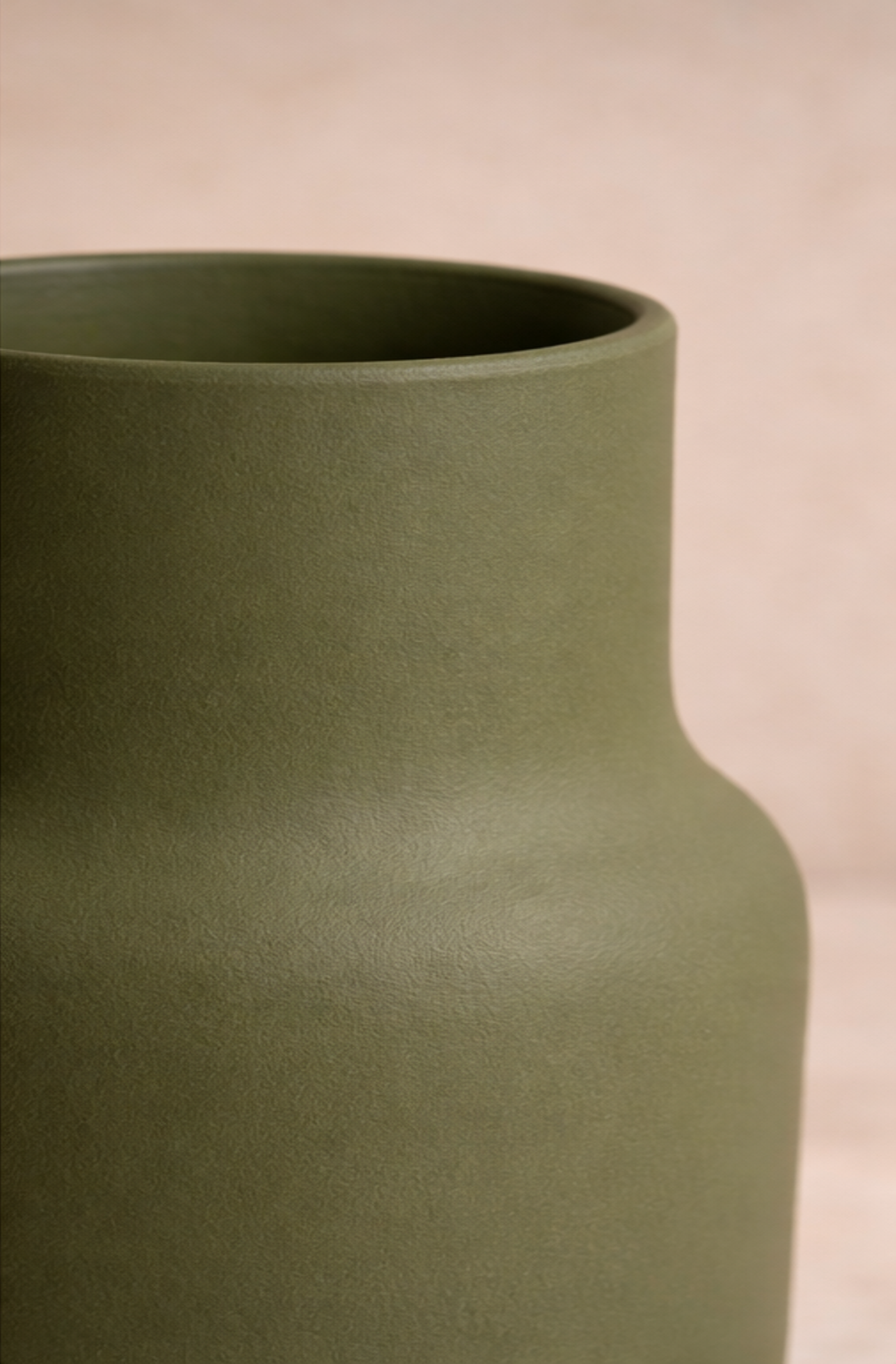 vase-ceramique-vert-olive-detail-texture-mate-artisanale-portugal.jpg.png