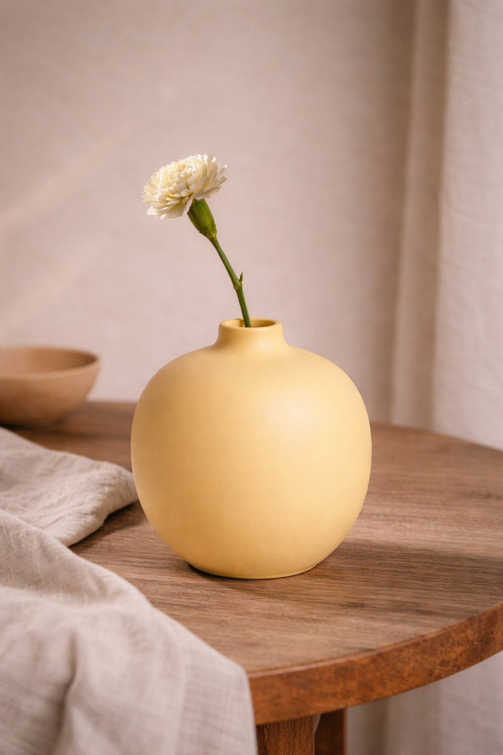 vase en céramique artisanale jaune forme ronde design épuré