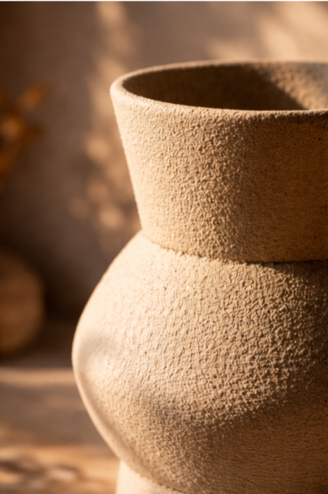 Vase en céramique portugaise artisanale, teinte beige naturelle, forme organique, collection TERRA