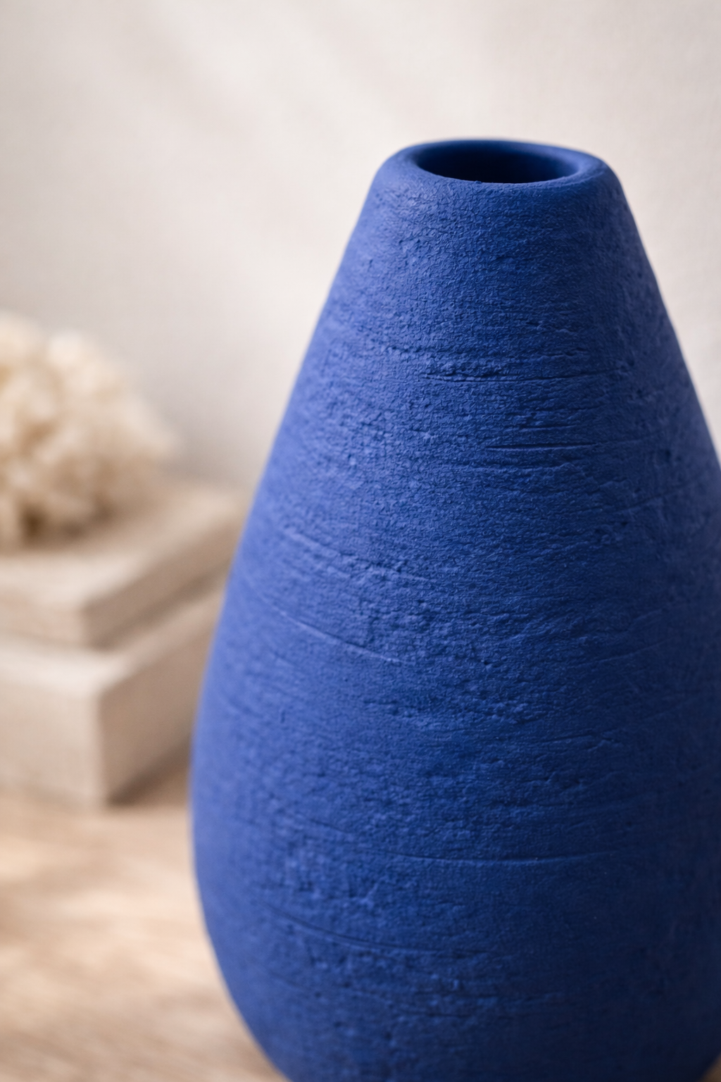 Vase Mar Profundo bleu en céramique portugaise silhouette élancée et design